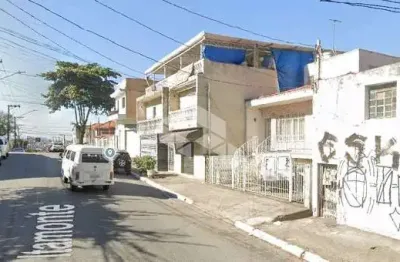 Terreno com um pequeno declive para venda no bairro da Vila Medeiros