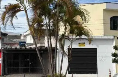 Casa terrea com 2 dormitorios e 2 vagas com um salão