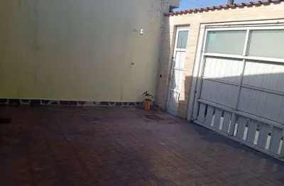 Casa com 2 quartos para alugar, 1 m² por r$ 2.400/mês