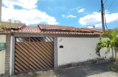 Casa linear, 2 quartos, piscina, garagem para 3 carros, quintal, bairro oiticica 2