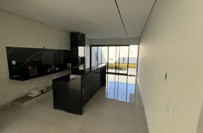Belíssima casa com Requinte e sofisticação, localizada na Zona Sul de Uberlândia, no B.Shoping Park, Valor R$750.000
