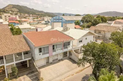 Casa duplex com espaços generosos e área de lazer deslumbrante