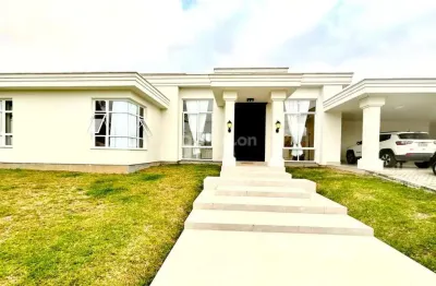 Residência com acabamento impecável e alto padrão de conforto!