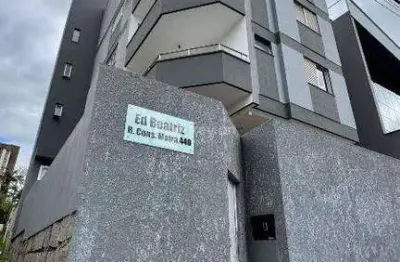 Apartamento amplo e bem localizado no edifício beatriz - vila moema, tubarão