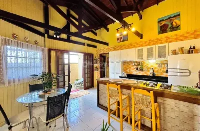 Casa com 3 quartos à venda no Revoredo, Tubarão 