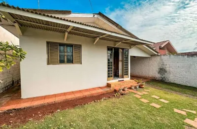 Casa à venda com 2 quartos, com excelente sobra de terreno, jd. europa - toledo/pr