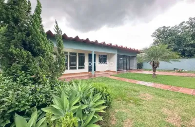Casa ampla para locação com 1 suíte + 2 quartos, sozinha no terreno, CENTRO - TOLEDO/PR
