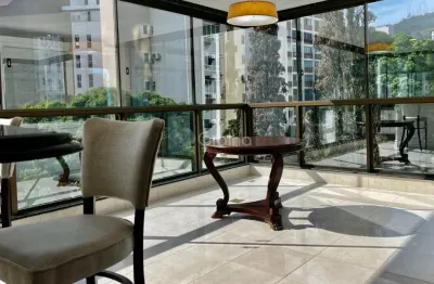 Amplo apartamento com 3 suítes, escritório, 3 vagas e localização privilegiada no centro de florianópolis