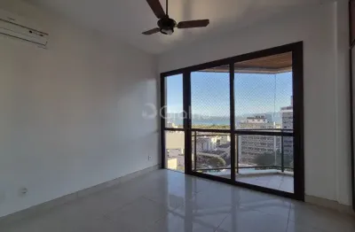 Confortável apartamento no centro com vista mar e sacada espaçosa