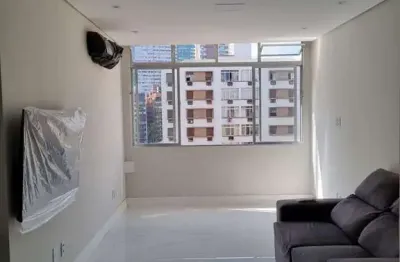 Apartamento marvilhoso! todo reformado a uma quadra da praia, 2 quartos suítes, planejados, cama baú, ar condicionado, 3 banheiros, sala, cozinha, área de serviço, elevador, garagem com manobrista