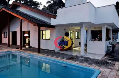 Casa com pomar e ampla área externa no condomínio arujazinho iv!!!