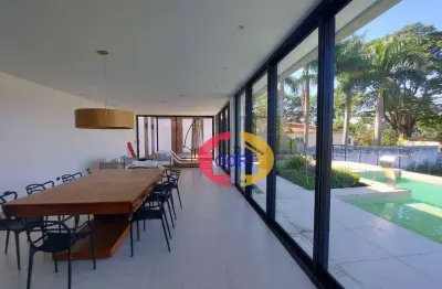 Casa com moveis planejados e uma piscina à venda no condomínio i ii & iii