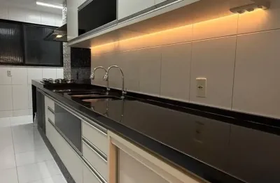 Apartamento reformado com 3 suítes, 2 vagas, nascente
