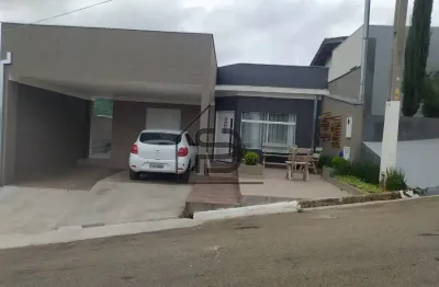 Casa térrea à venda condomínio portal da serra, 3 dormitórios, sendo 2 suítes, closet, sala de 3 ambientes, área gourmet, lavabo, lavanderia, quintal com piscina e garagem para 2 carros, bragança paul