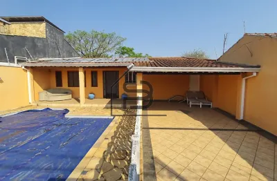 Linda casa térrea a venda altos de bragança, 3 dormitórios sendo 1 suíte + uma edícula com banheiro,  área gourmet  com churrasqueira, quintal na frente com piscina aquecida e 4 vagas de garagem.