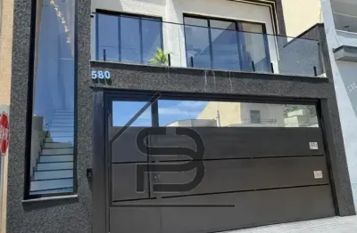 Lindo Sobrado à Venda com 3 dormitórios, sendo 1 suíte ampla, com armários planejados e mesa de escritório, cozinha planejada e equipada, Cervejeira Geladeira, Torre quente com forno e micro-ondas, Co