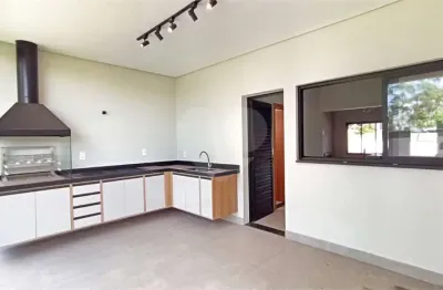 Casa à venda com 3 quartos, sendo 3 suítes,  em condomínio central parque, salto - sp