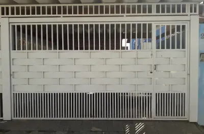 Casa assombrada com edícula,próximo à hipermercados