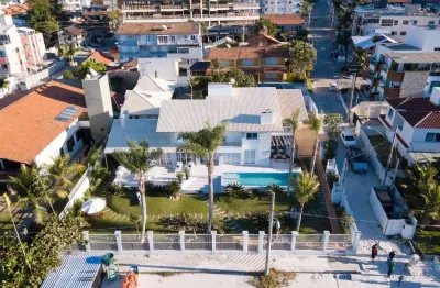 Casa frente mar, piscina, espaço gourmet, 4 suítes, centro, bombinhas - sc