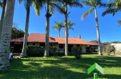 Casa com 3 quartos sendo 1 suite,com churrasqueira e piscina no centro de ipiabas