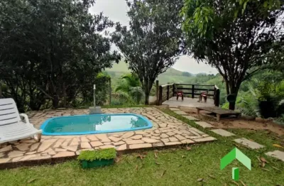 Sitio com 20.000 m2, na sede com 4 quartos, 2 suites, piscina e area gourmet em ipiabas