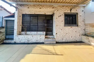 Casa térrea de esquina com 2 suítes, quintal lateral e 1 vaga coberta com zetaflex. prática, arejada e pronta pra morar!