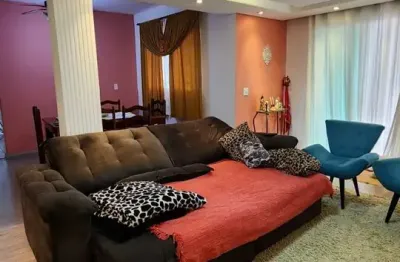 ** lindo sobrado com portão automatizado a 1 minuto do centro!**
