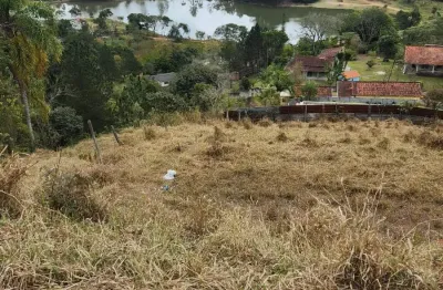 **magnífico terreno entre montanhas verdes – 2.000 m² com vista para lagos!**