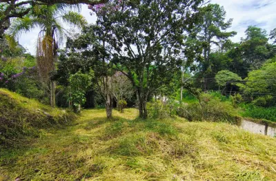 Terreno com vista e platô! natureza + praticidade a 8min do centro - biritiba mirim