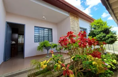 Bela casa com 234m² útil, 3 dormitórios, sendo uma suíte e edícula no caxambu, jundiaí - sp