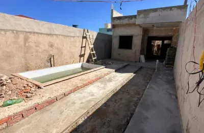 Excelente oportunidade de investimento ou moradia, a 150 metros da praia.