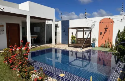 Encante-se com esta linda casa, porteira fechada, perfeita para quem busca conforto, praticidade e lazer em um só lugar.