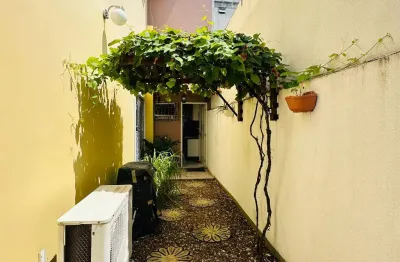 Oportunidade! Belíssima Casa à Venda com 3 Quartos e Espaço Gourmet