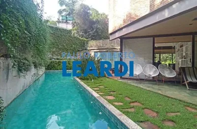 Casa à venda na rua avaré, 382, pacaembu, são paulo por r$ 8.000.000