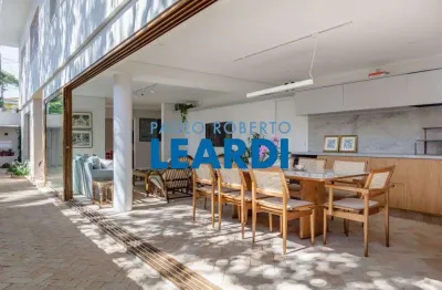 Casa à venda na avenida iraí, 1538, indianópolis, são paulo por r$ 3.600.000
