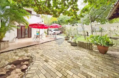 Casa duplex com 4 quartos, terreno arborizado e a 50m da praia – stella maris