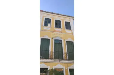 Apartamento amplo, segundo andar do prédio de 3 andares (térreo e mais dois). três quartos com vista para o mar.