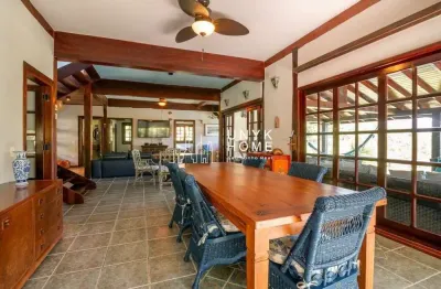 Excelente oportunidade de casa com 4 dormitórios e piscina em maresias