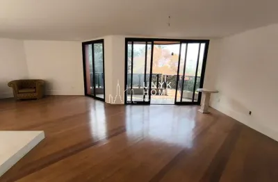 Apartamento amplo e sofisticado com 3 suítes, 212 m² privativos e 4 vagas de garagem.