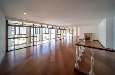 Apartamento sofisticado a poucos metros da paulista.  3 vagas e 215 m² com varanda.