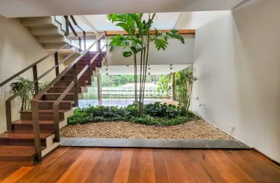 Casa em rua fechada no morumbi, segurança, espaço e conforto com  área construída de 900 m².