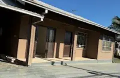Casa averbada com 3 dormitorios em terreno de esquina