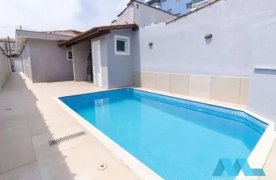 Casa geminada de 2 quartos, 2 vagas, piscina, no maracanã em praia grande