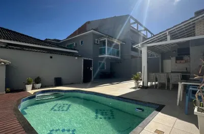 Espetacular casa com piscina no bairro novo portinho, área mais valorizada de cabo frio.