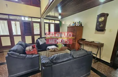 Casa em condomínio fechado tipo chalé.. 02 pisos, 04 vagas, condomínio completo.