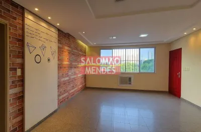 Apartamento único, super ventilado, com boa iluminação natural e excelente localização.