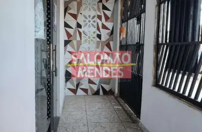 Casa junto a praça tancredo neves com garagem, 03 quartos. oportunidade.