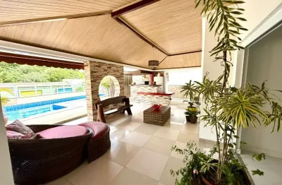 Linda casa em patamares 3 suítes mais dependência completa piscina
