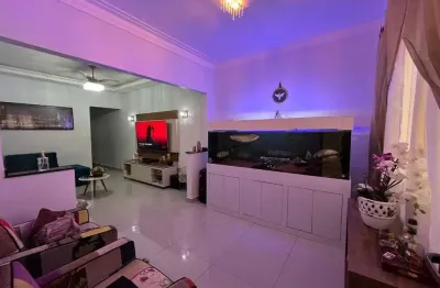 Sobrado à venda em são vicente com closet, 3 quartos, um sendo suíte.