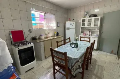 Casa disponível para venda no bairro rádio clube, com 3 dormitórios e uma edícula com 1 dormitório.